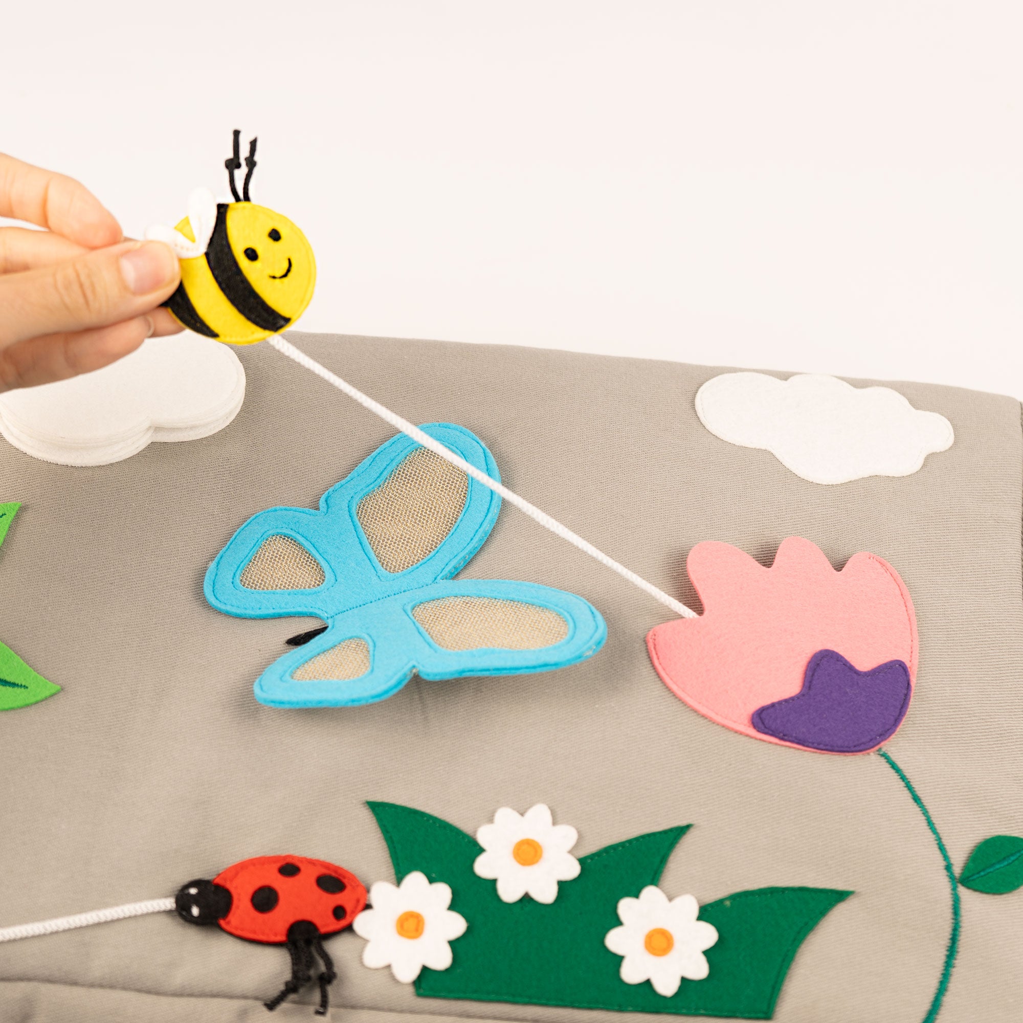 Coussins d’activités abeille et papillon