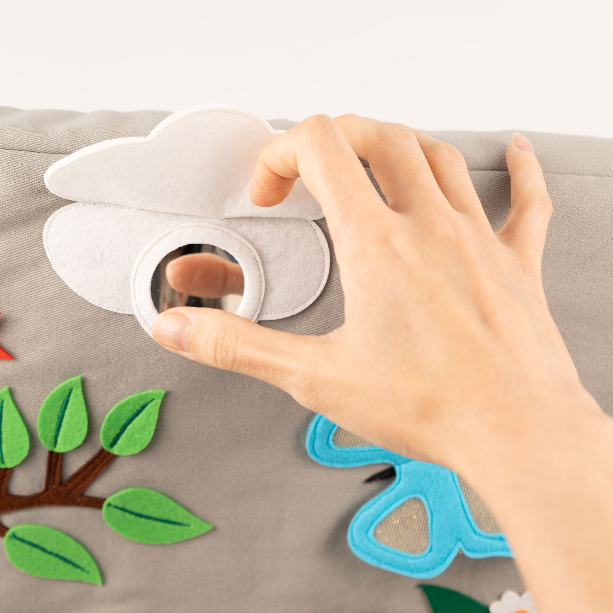 Coussins d’activités abeille et papillon