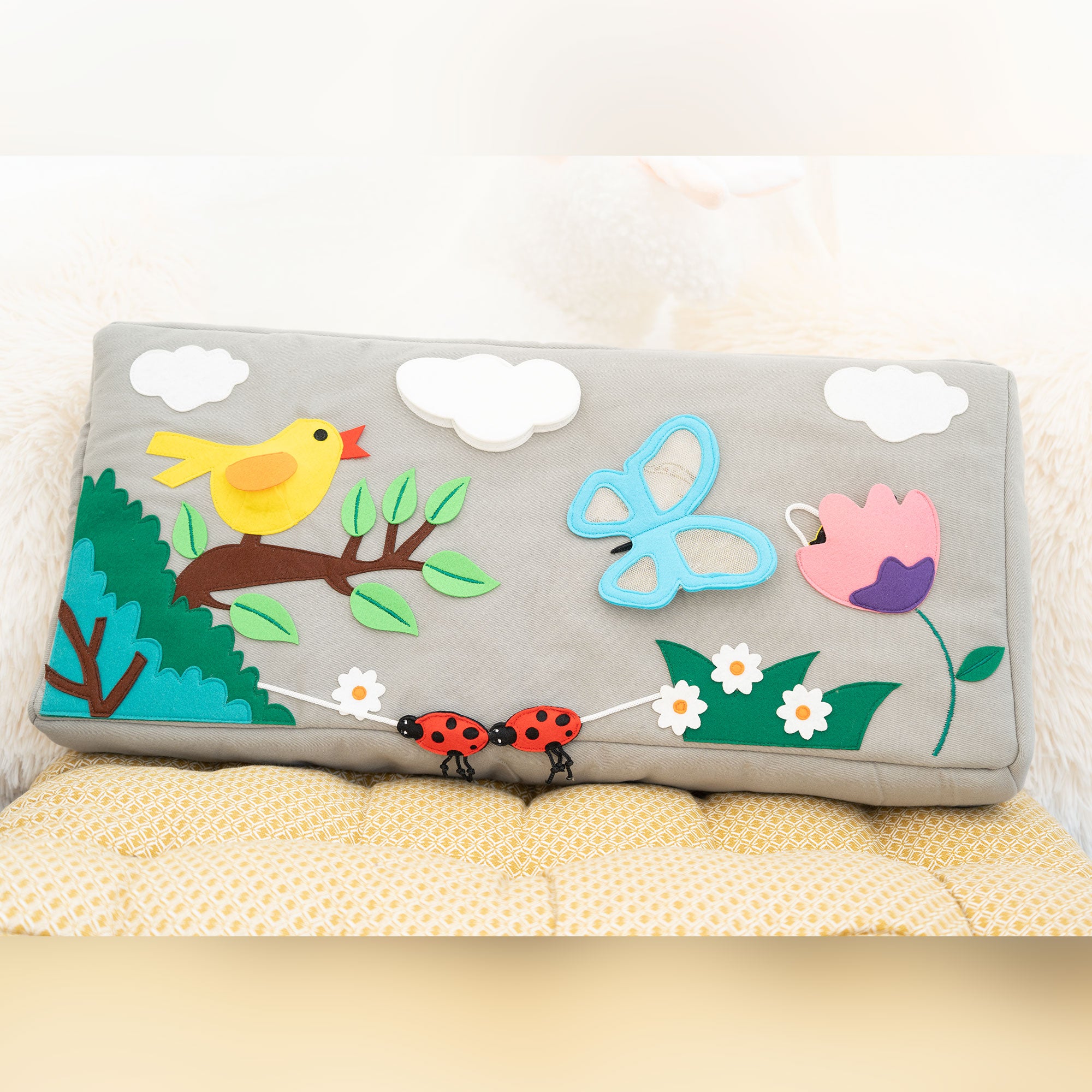Coussins d’activités abeille et papillon